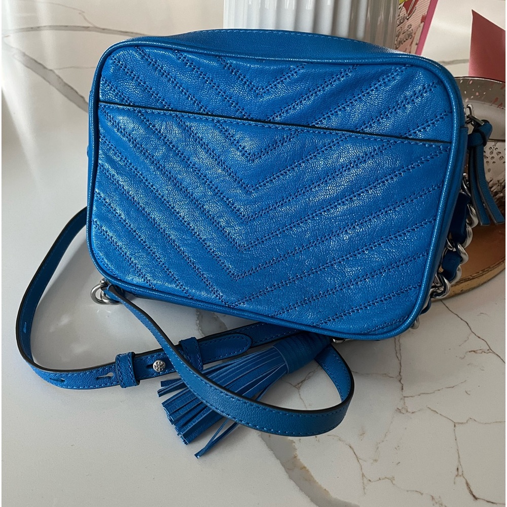 Reposhing beautiful Tory Burch Fleming, tropical blue color.